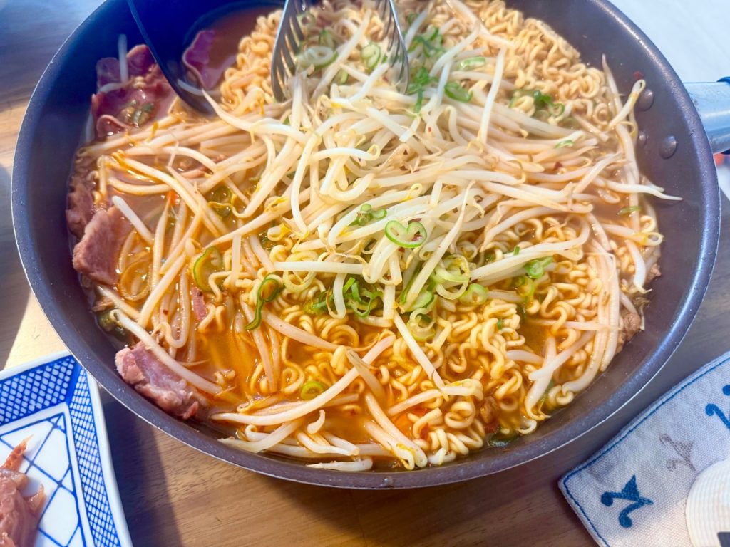 もやしとファミマのスモークタンをトッピングした辛ラーメン