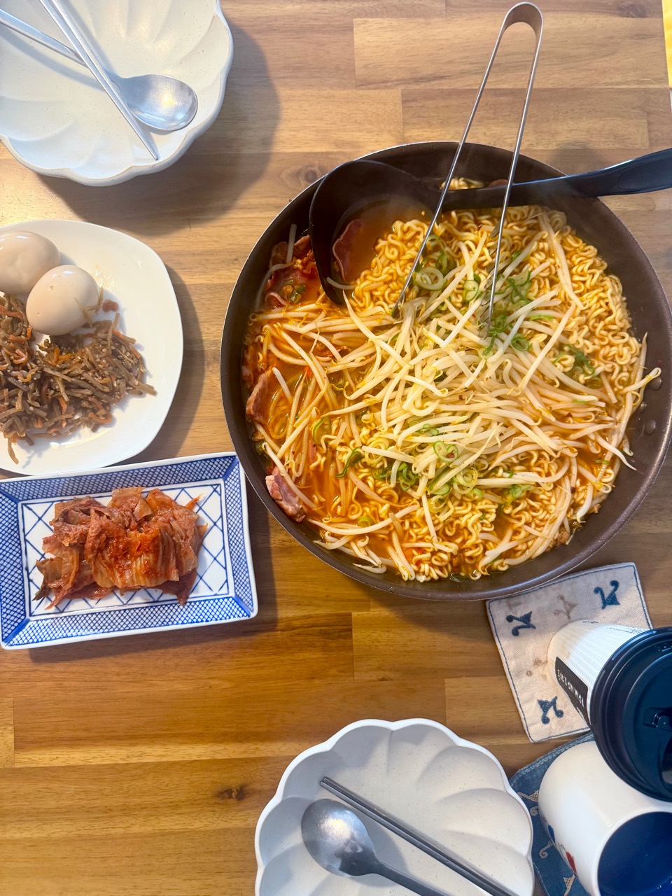 辛ラーメンとキムチを並べた食卓