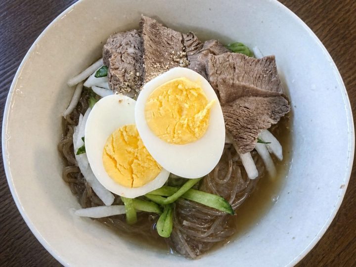 牛肉と卵ときゅうりと大根をのせた宋家の冷麺