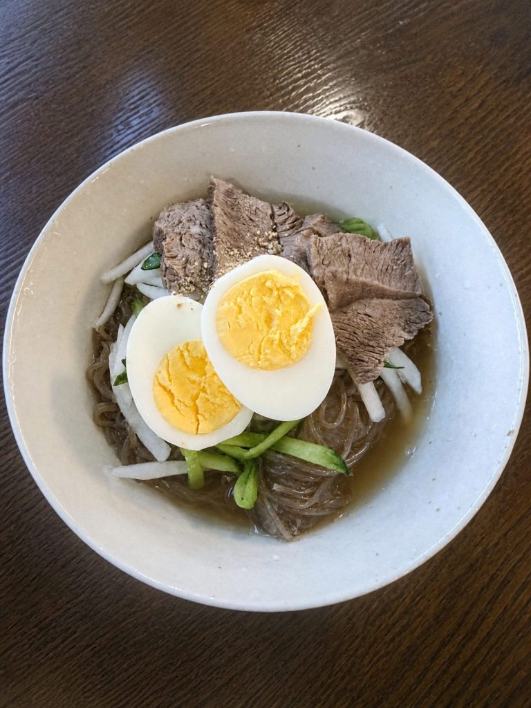 牛肉と卵ときゅうりと大根をのせた宋家の冷麺