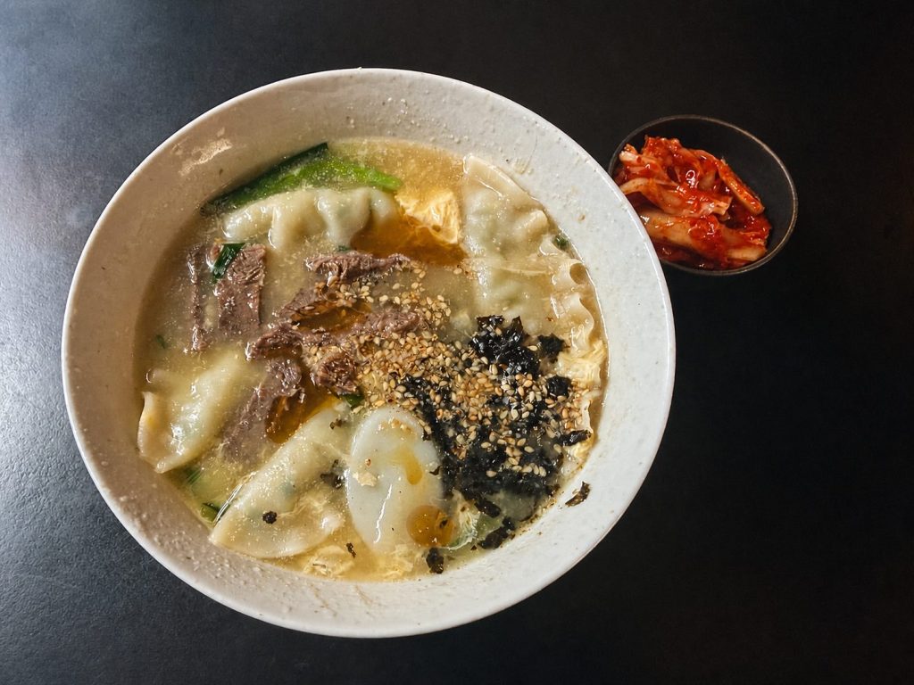 牛肉と卵と刻みのりを添えたトックマンドゥク